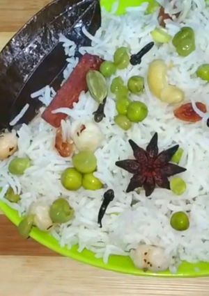 A picture of Dry fruits and matar pulao.