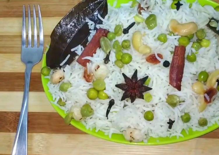 Dry fruits and matar pulao