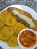 Patacones con Filete de pescado apanado y camarones