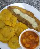 Patacones con Filete de pescado apanado y camarones