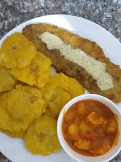 Una foto de Patacones con Filete de pescado apanado y camarones