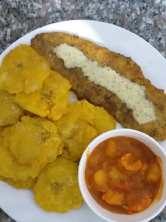 Una foto de Patacones con Filete de pescado apanado y camarones