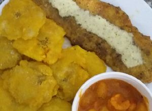 Una foto de Patacones con Filete de pescado apanado y camarones