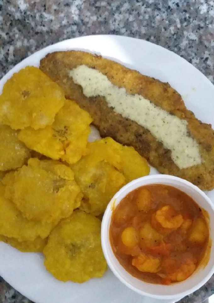 Una foto de Patacones con Filete de pescado apanado y camarones