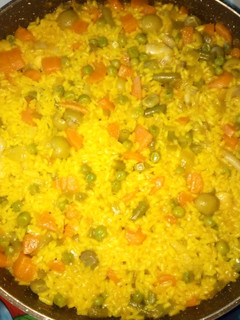 Una foto de Arroz con pollo y verduras