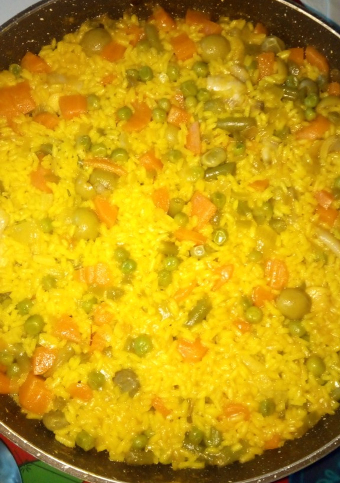 Una foto de Arroz con pollo y verduras