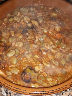 Una foto de Habas a la catalana con salsa boloñesa