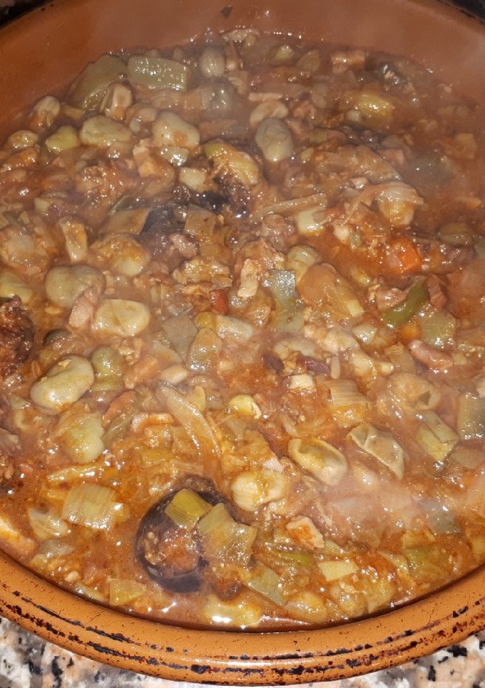 Una foto de Habas a la catalana con salsa boloñesa