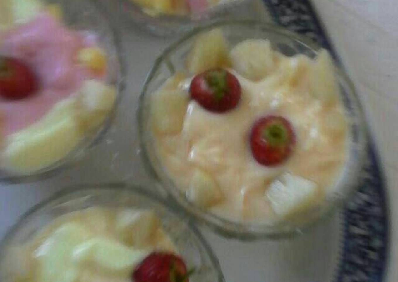 Strawbery Yoghurt and vanilla yoghurt