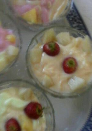 A picture of Strawbery Yoghurt and vanilla yoghurt.