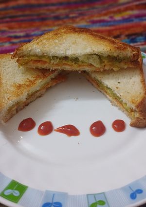 A picture of Burnt garlic avocado sandwich.