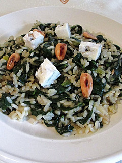 Una foto de Risotto de arroz blancocon espinaca, gorgonzola y almendras