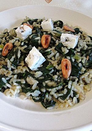 Foto principal de Risotto de arroz blancocon espinaca, gorgonzola y almendras