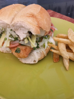 Una foto de Sándwich pescado
