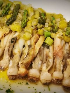 Una foto de Navajas plancha con Espárragos verdes y salsa de Mantequilla