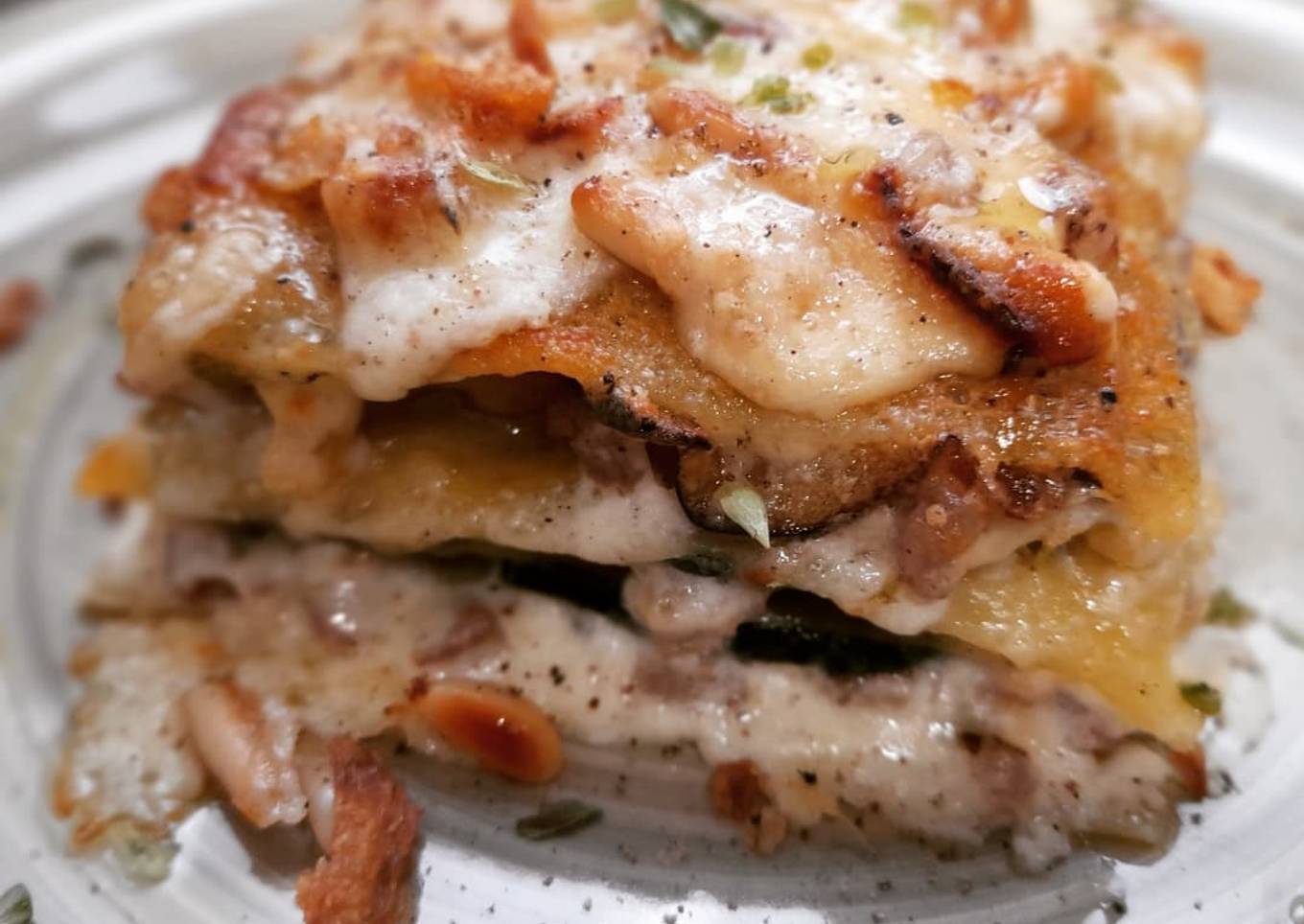 Lasaña de salchichas y berenjenas con salsa de Flor de Esgueva