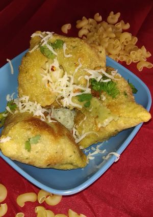 A picture of Mac and cheese samosa.