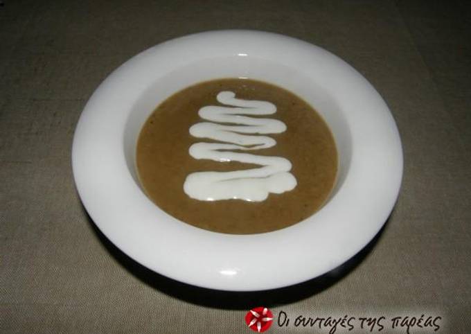κύρια φωτογραφία συνταγής Σούπα μανιταριών με κάστανο και ξινόγαλο