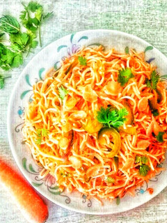 चिल्ली गार्लिक नूडल्स(Chilli Garlic Noodles Recipe In Hindi) रेसिपी मुख्य फोटो