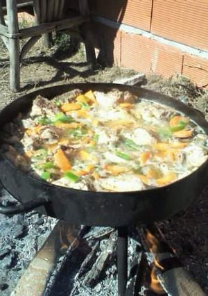 Una foto de Pollo con verduras al disco y cervezas