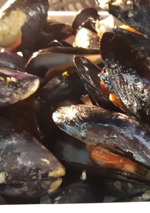 Kék (fekete) kagyló saját levében tejszínesen recept fotója