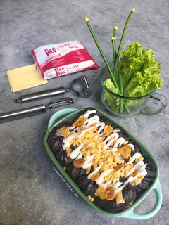 Foto resep Charcoal Cheese Streusel Roll Bread with Garlic Mayo