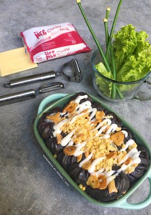 Foto resep Charcoal Cheese Streusel Roll Bread with Garlic Mayo
