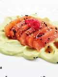 Sashimi di salmone con crema di guacamole e salsa teriyaki