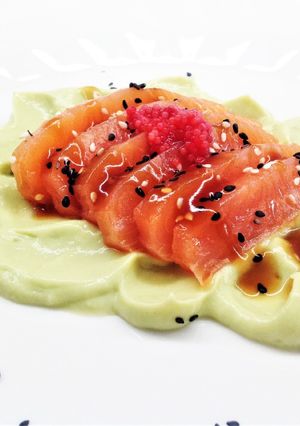 Foto di Sashimi di salmone con crema di guacamole e salsa teriyaki