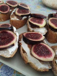 Una foto de Canapé de higos con Philadelphia