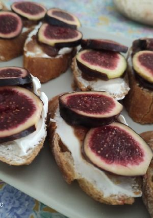 Una foto de Canapé de higos con Philadelphia