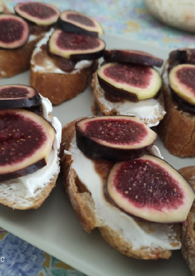 Una foto de Canapé de higos con Philadelphia