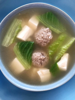 牛肉丸子 生菜 豆腐汤(简单料理 /利用剩余食材) 的食譜成品照片