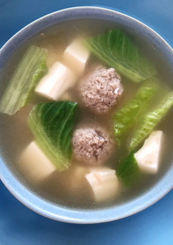 牛肉丸子 生菜 豆腐汤（简单料理 /利用剩余食材） 的食譜成品照片