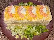 Una foto de pastel frío de atún y surimi