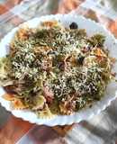 Pasta pesto, con trocitos de botifarra negra y chorizo al emmental