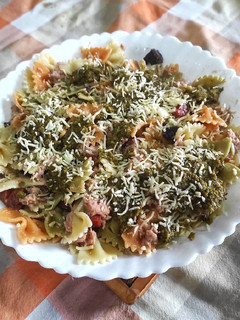 Una foto de Pasta pesto, con trocitos de botifarra negra y chorizo al emmental