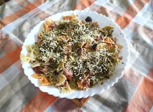 Una foto de Pasta pesto, con trocitos de botifarra negra y chorizo al emmental