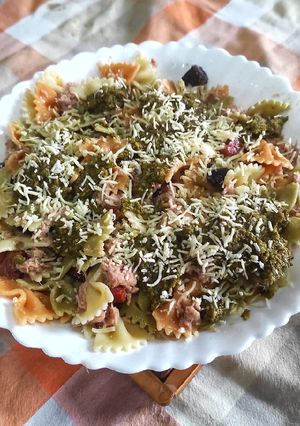 Una foto de Pasta pesto, con trocitos de botifarra negra y chorizo al emmental