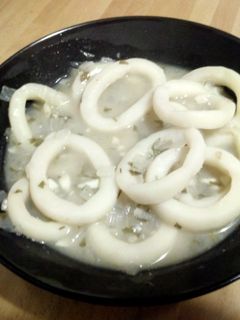 Una foto de Calamares en salsa verde