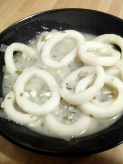 Una foto de Calamares en salsa verde
