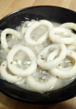 Una foto de Calamares en salsa verde
