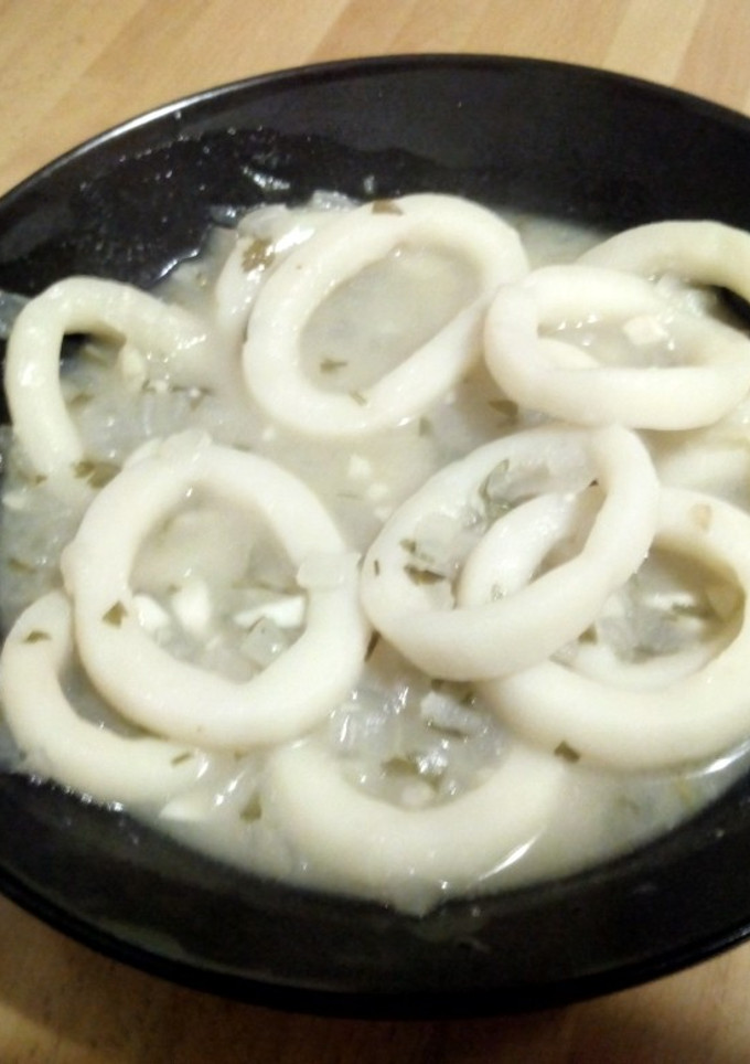 Una foto de Calamares en salsa verde