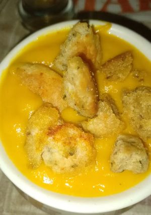 Una foto de Sopa vegana de zapallo con croutons