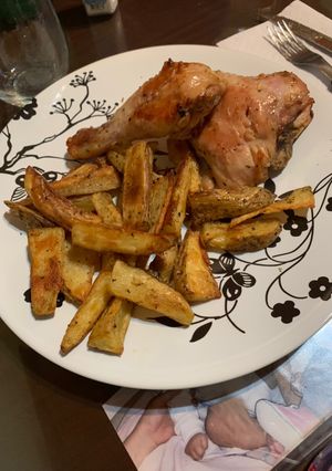 Una foto de Pollo al horno con papas rústicas