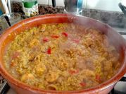 Una foto de arroz con calamar y almejas