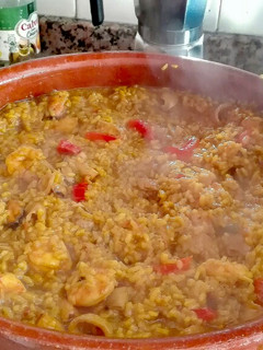 Una foto de Paella de arroz redondo con sepia y calamares