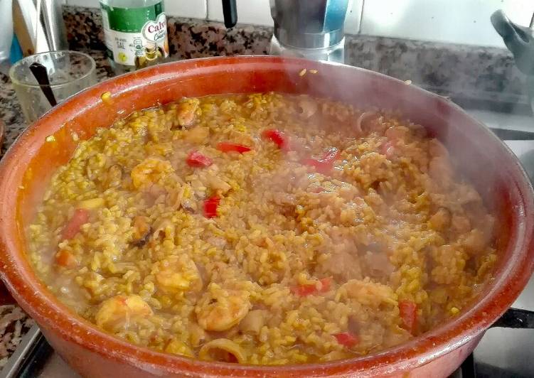 Paella de arroz redondo con sepia y calamares