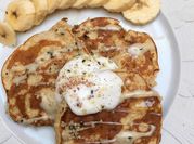 Une photo de lait d'amande pancake