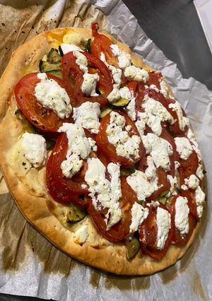 Une photo de Tarte fine chèvre & légumes du soleil ☀️